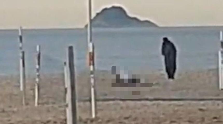 Plajin ortasında cinsel ilişkiye girdiler! Evsiz bir adamın onları izlediği anlar sosyal medyayı salladı