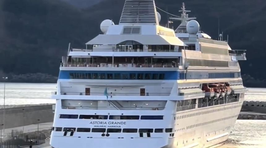 Rusya'dan Amasra'ya gelen yolcu gemisi, şiddetli rüzgar nedeniyle limana çarptı