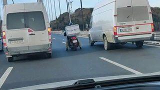 Fatih Sultan Mehmet Köprüsü'nden geçen motosikletliye diğer sürücüler böyle kalkan oldu