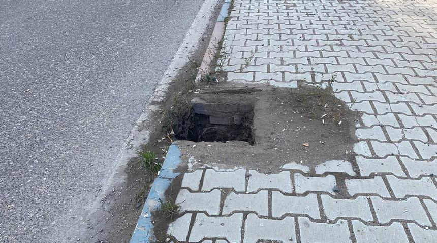 Su kanalının demir kapağı hırsızlığı cep telefonuyla kaydedildi