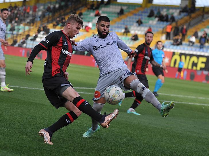 Başakşehir kazandı Pirlo çıldırdı! Sahayı terk etti, oyuncular kapıları tekmeledi... Emre Belözoğlu ile büyük gerginlik G3