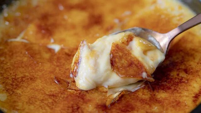 Üzeri nar gibi kızaran Creme brulee tarifi! Zuhal Topal'la Yemekteyiz Creme brulee nasıl yapılır?