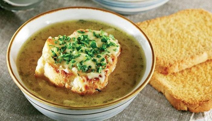 Fransız usulü soğan çorbası nasıl yapılır? 