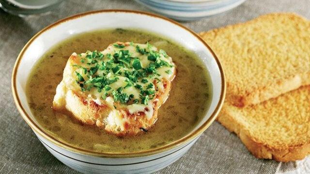 Fransız usulü soğan çorbası nasıl yapılır? Zuhal Topal'la Yemekteyiz Fransız usulü soğan çorbası tarifi! Tadına doyamayacaksınız