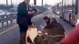 Tel örgüleri aşıp yola atladı! Metrobüsün çarptığı genç hastaneye kaldırıldı