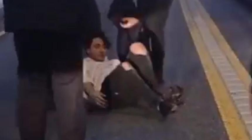 Metrobüs yoluna giren genç kazaya neden oldu: 4 yaralı