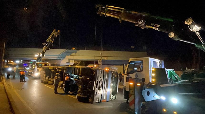 Bakırköy'de üst geçide çarparak devrilen tırın sürücüsü yaralandı