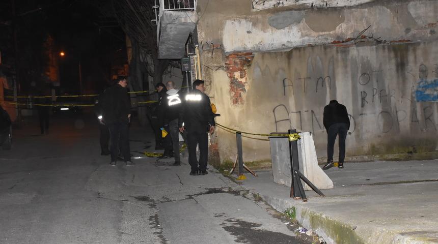 İzmir'de silahlı saldırıya uğrayan genç yaralandı