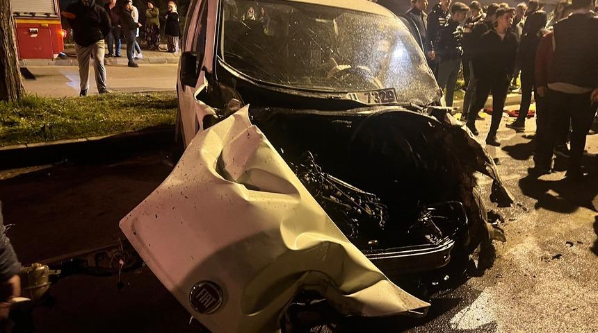 Aydın'da kontrolden çıkan araç iş yerine girdi