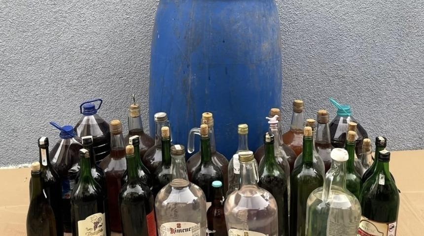 Tekirdağ'da kaçak içki ele geçirilen evlerdeki 2 zanlı gözaltına alındı