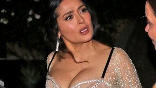 Göğüslerini sergilemekten çekinmiyordu! Salma Hayek son pozuyla tepki çekti