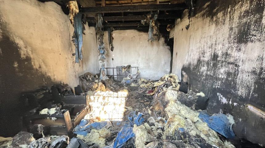 Ağrı'da yangın çıkan ev kullanılamaz hale geldi