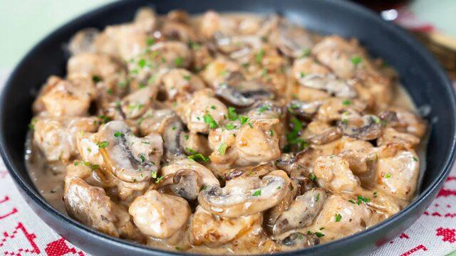 Sosuna hayran kalacağınız kremalı mantarlı tavuk tarifi! Yedikçe yediren kremalı mantarlı tavuk nasıl yapılır?