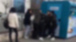 Liseli kızların vatandaşları bile şaşkına döndüren şok cihazlı kavgası! O anlar kamerada