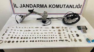 Ankara'da tarihi eser olduğu değerlendirilen objeler ele geçirildi