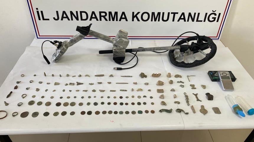 Ankara'da tarihi eser olduğu değerlendirilen objeler ele geçirildi