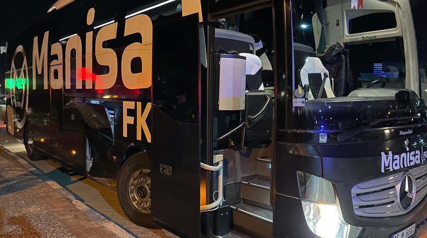 Manisa FK'nin takım otobüsüne çarpan otomobildeki 4 kişi yaralandı