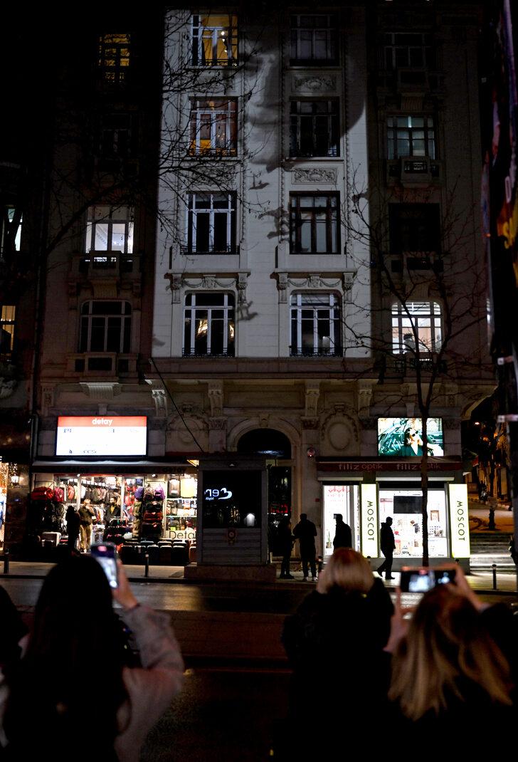 Hrant Dink'in silüeti eski Agos gazetesi binasına yansıtıldı