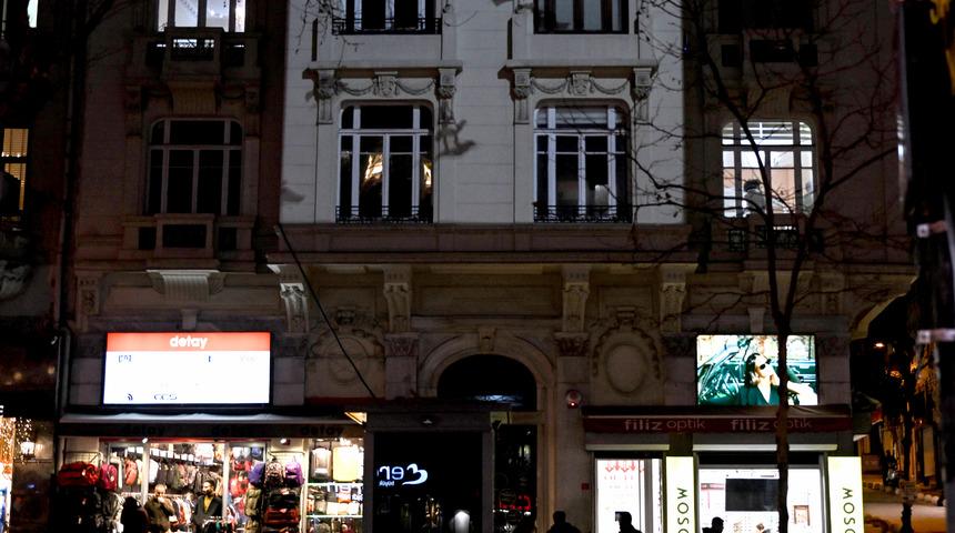 Hrant Dink'in silüeti eski Agos gazetesi binasına yansıtıldı