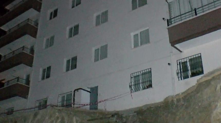 İnşaat kazısında istinat duvarı çöktü! 19 daire tahliye edildi