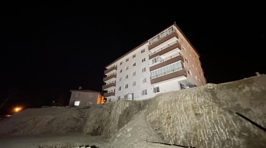 Ankara'da inşaat kazısı sırasında bitişikteki binanın girişi çöktü