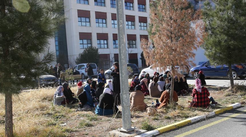 Mardin'de bir araca düzenlenen silahlı saldırıda 5 kişi öldü