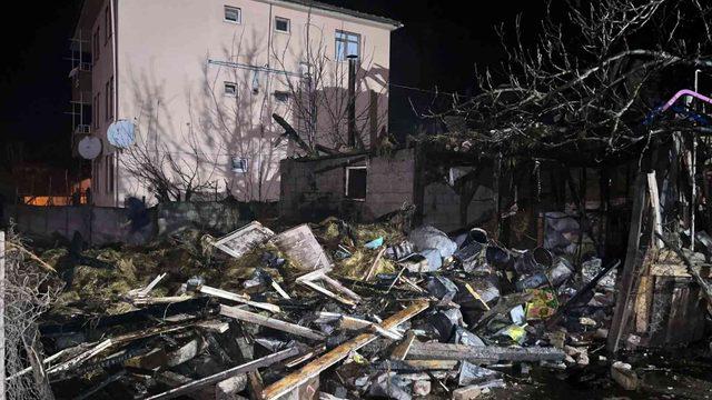 Kalorifer kazanı patladı, alevler geceyi aydınlattı