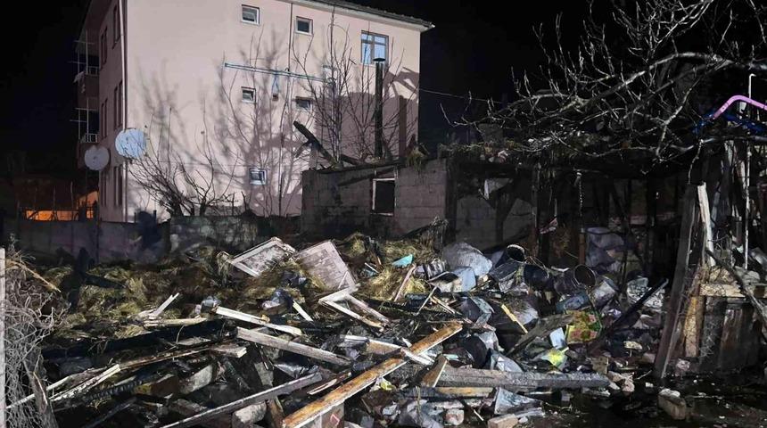 Kalorifer kazanı patladı, alevler geceyi aydınlattı