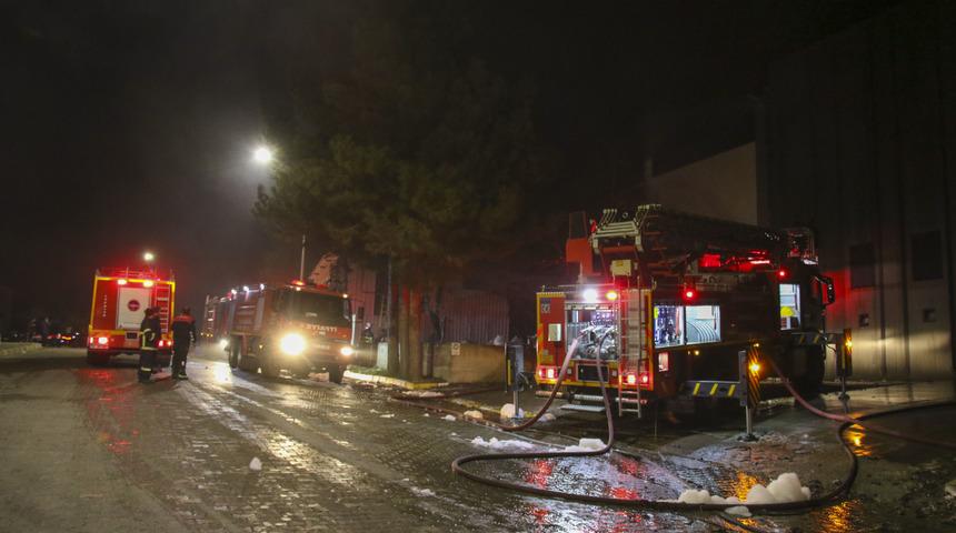 Uşak'ta tekstil fabrikasında çıkan yangın söndürüldü