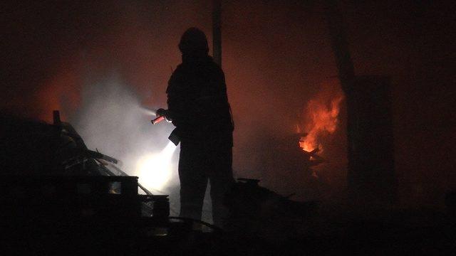 Geri dönüşüm deposu yangını palet imalathanesine sıçradı: İki iş yeri alev alev yandı