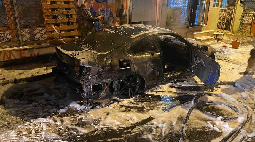 Park halindeki lüks otomobil alev topuna döndü