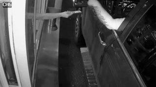 Camdan para uzatan baristayı kaçırmaya çalıştı! Önce bileğini tuttu ardından ise kabloyla yakalamak istedi... İnanılmaz görüntüler