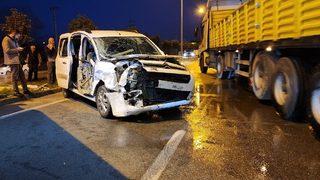Samsun'da tıra çarpan hafif ticari araçtaki çift yaralandı