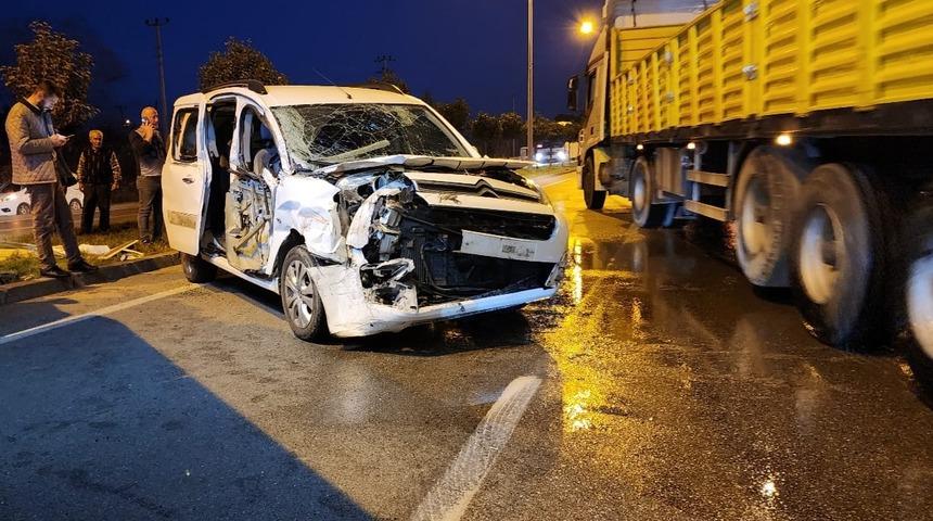 Samsun'da tıra &ccedil;arpan hafif ticari ara&ccedil;taki &ccedil;ift yaralandı