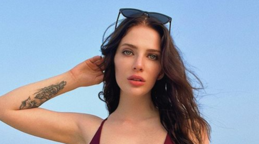 Yetişkin film yıldızı Reislin tenis oynarken bile rahat durmadı! Topu göğüslerinin arasına sıkıştırdı... “Üçüncü top nerede?”