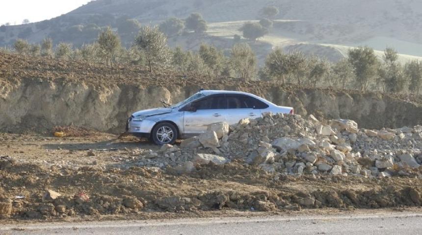 Kontrolden çıkan otomobil moloz yığınına çarptı: 2 yaralı