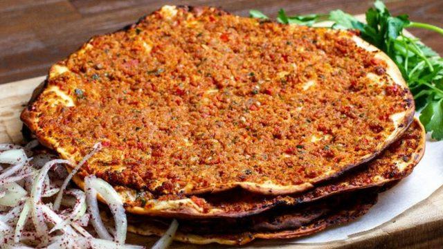 Dışarıdan almanıza gerek kalmayacak: Evde lahmacun tarifi! Çıtır lahmacun nasıl yapılır?