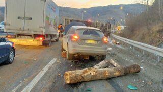 Bolu Dağı'nda tomruk yüklü kamyonun devrilmesi sonucu 2 kişi yaralandı