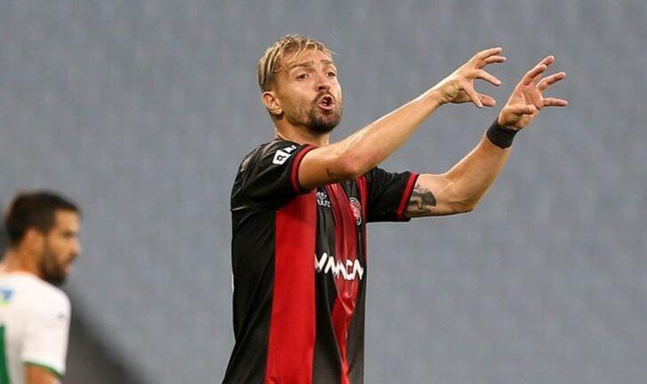 Fatih Karagümrük'ten ayrılan, adı Beşiktaş ve Galatasaray ile anılan Caner Erkin transfer görüşmesi için kulüp binasına geldi!  G2