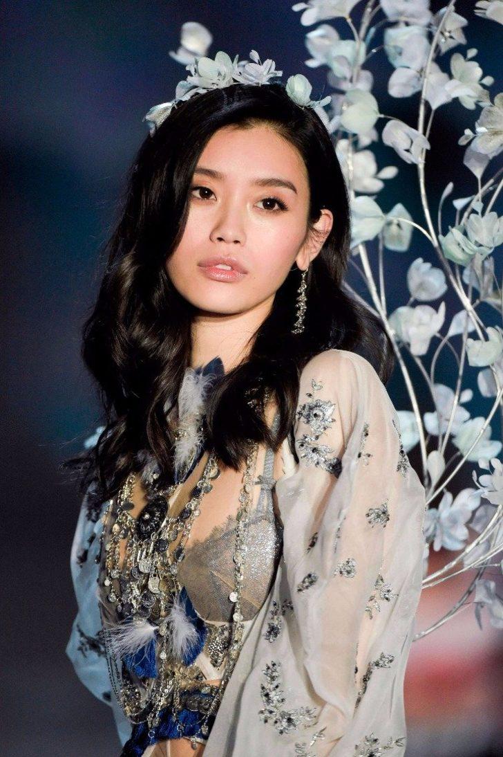 Yılın defilesine damga vuran düşme anı! G2