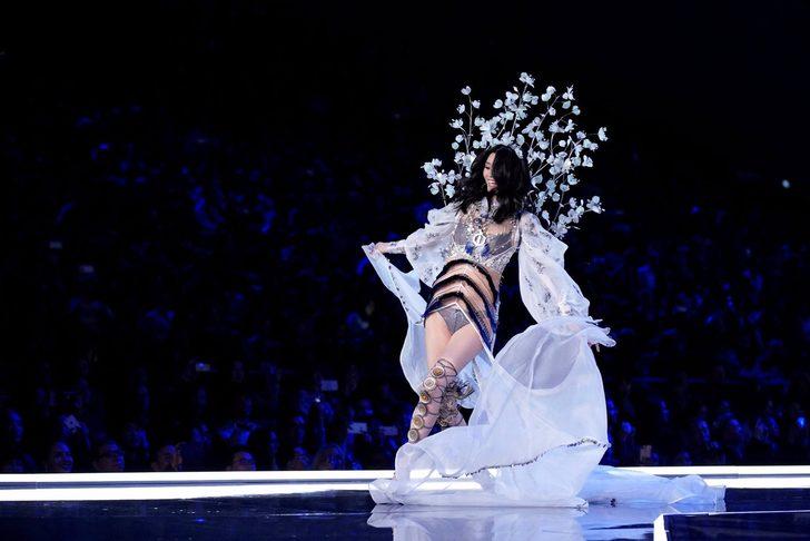 Yılın defilesine damga vuran düşme anı! G3