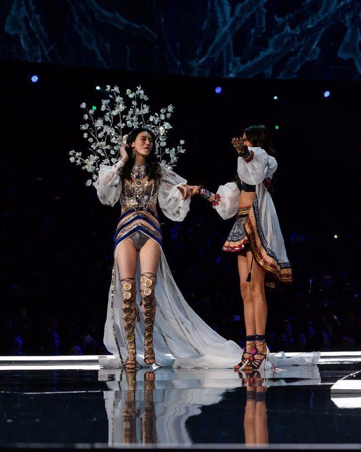 Yılın defilesine damga vuran düşme anı! G4