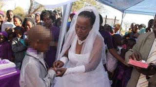 Skandal görüntüler! 69 yaşındaki kadın 9 yaşındaki çocukla evlendi... Sosyal medyada tepkiler çığ gibi büyüdü