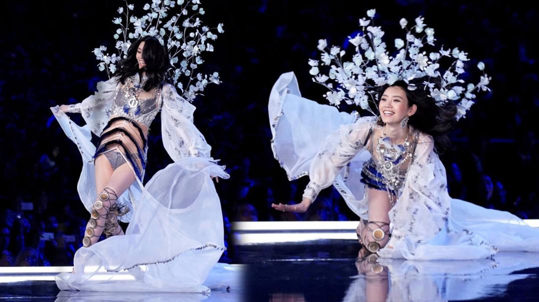 Yılın defilesine damga vuran d&uuml;şme anı!