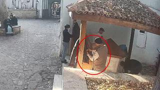 Her şey saniyeler içinde oldu! Camide abdest alırken 9 bin doları çalındı... Hırsızlık anı kamerada