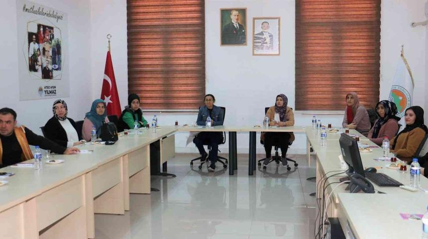 Toroslar’da çocuklar atölyede, aileler eğitimde