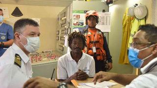 24 gün boyunca ketçap yiyerek hayatta kaldı! Uçağa aynayla güneş ışınlarını yansıtıp...