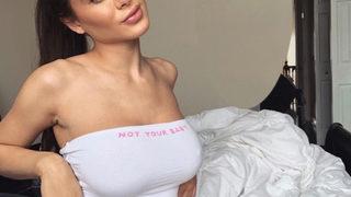 Eski yetişkin film yıldızı Lana Rhoades sosyal medyayı salladı! Üstünü çıkartıp kameraya arkasını döndü