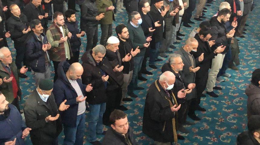 Görüntüler İstanbul'dan! Kuraklık tehlikesi oluşması üzerine cuma namazı sonrası camilerde eller semaya kaldırıldı