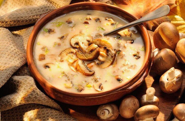 Sütlü mantar çorbası nasıl yapılır? Zuhal Topal'la Yemekteyiz sütlü mantar çorbası tarifi! Hem pratik, hem leziz!